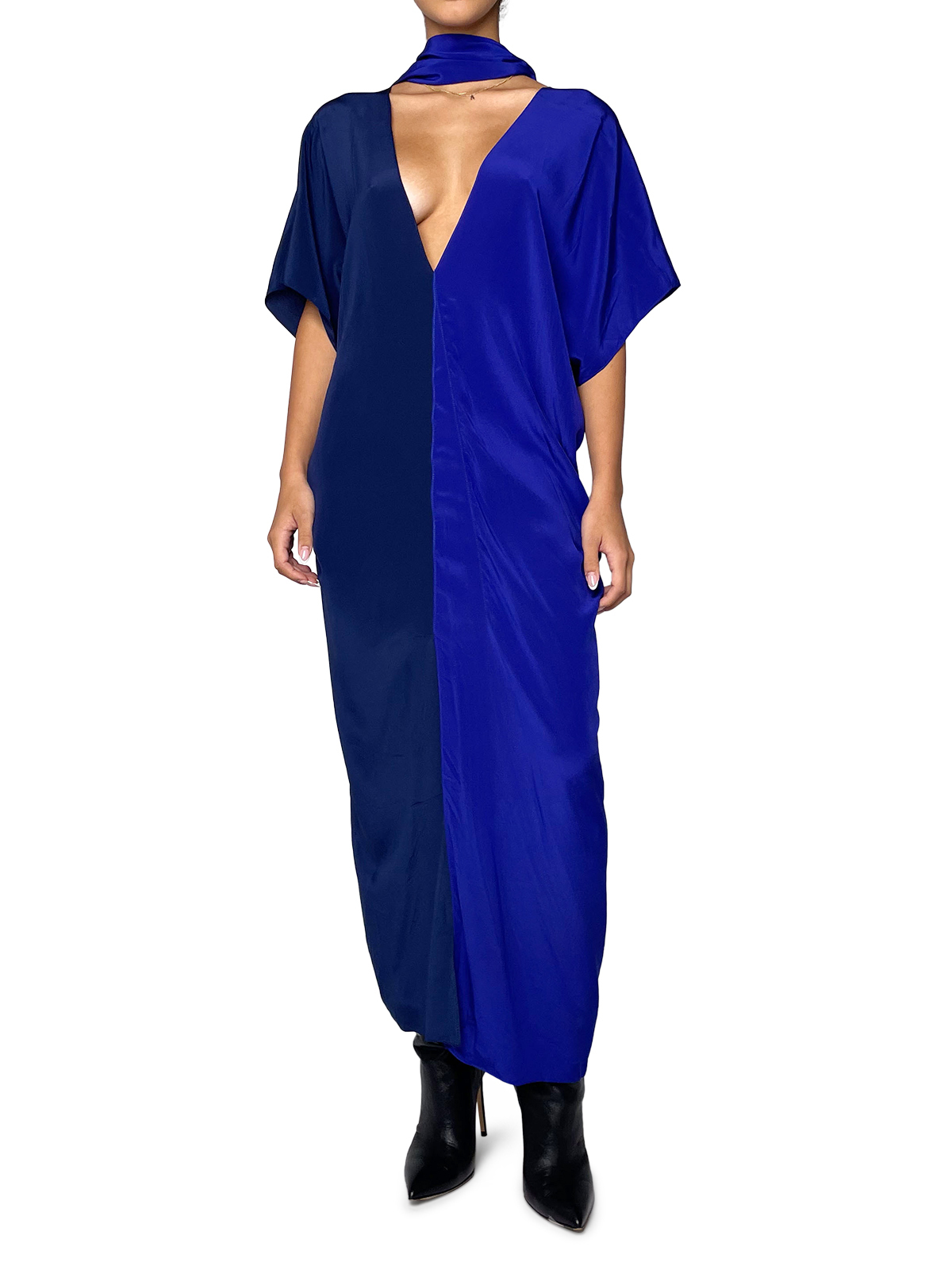 Flowy blue dress divided in the middle with a blue ribbon