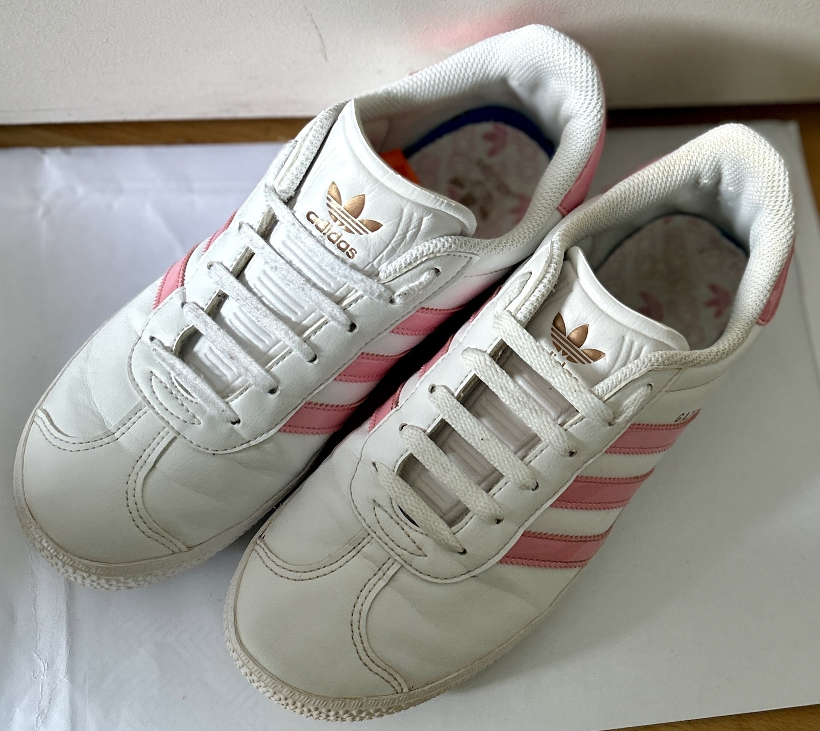 Girls Gazelle White/Pink Sneakers