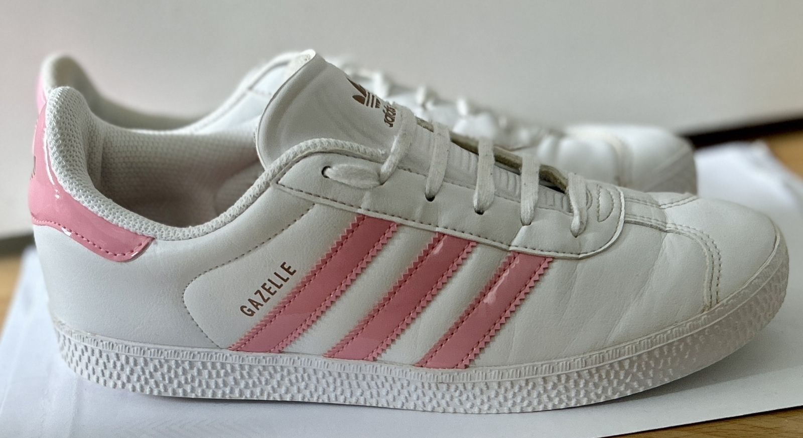 Girls Gazelle White/Pink Sneakers