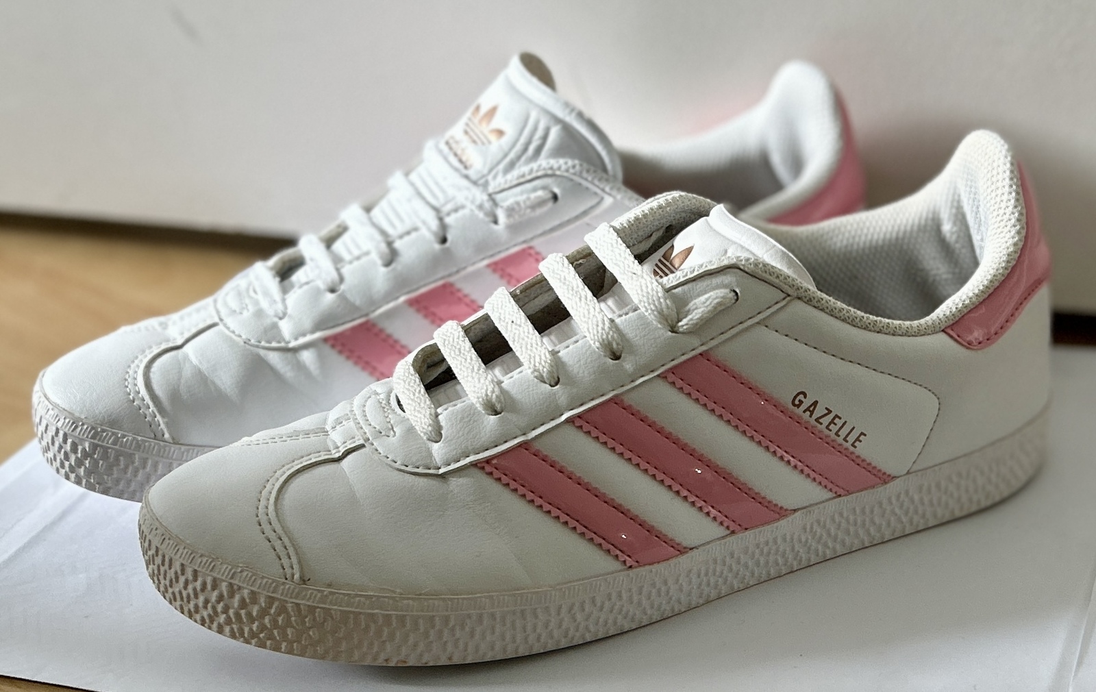 Girls Gazelle White/Pink Sneakers