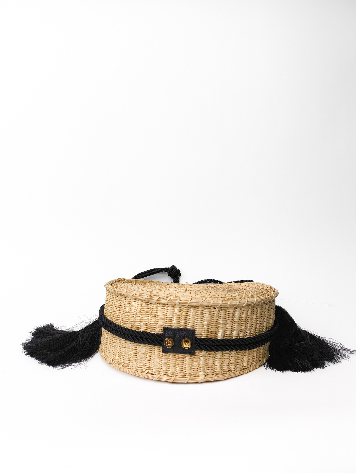 Circlular weaved bag with black string