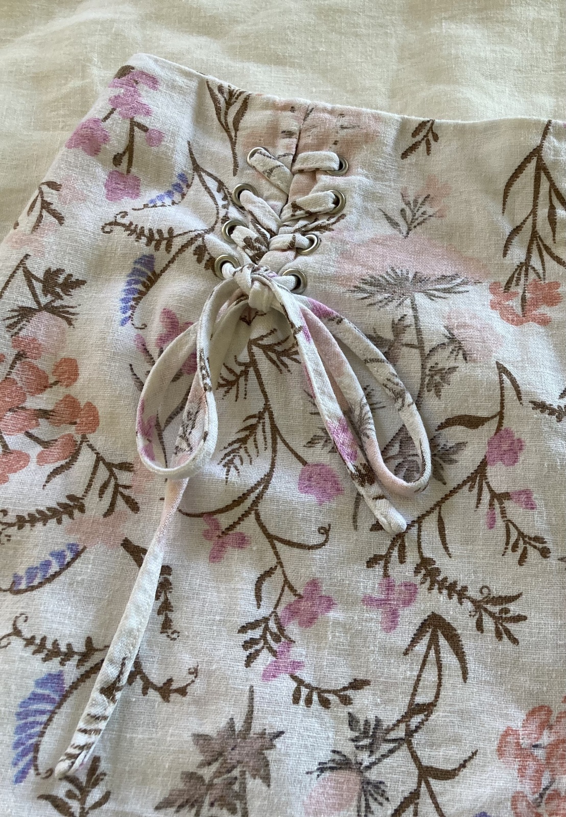 FLORAL SHORTS, SIZE 8