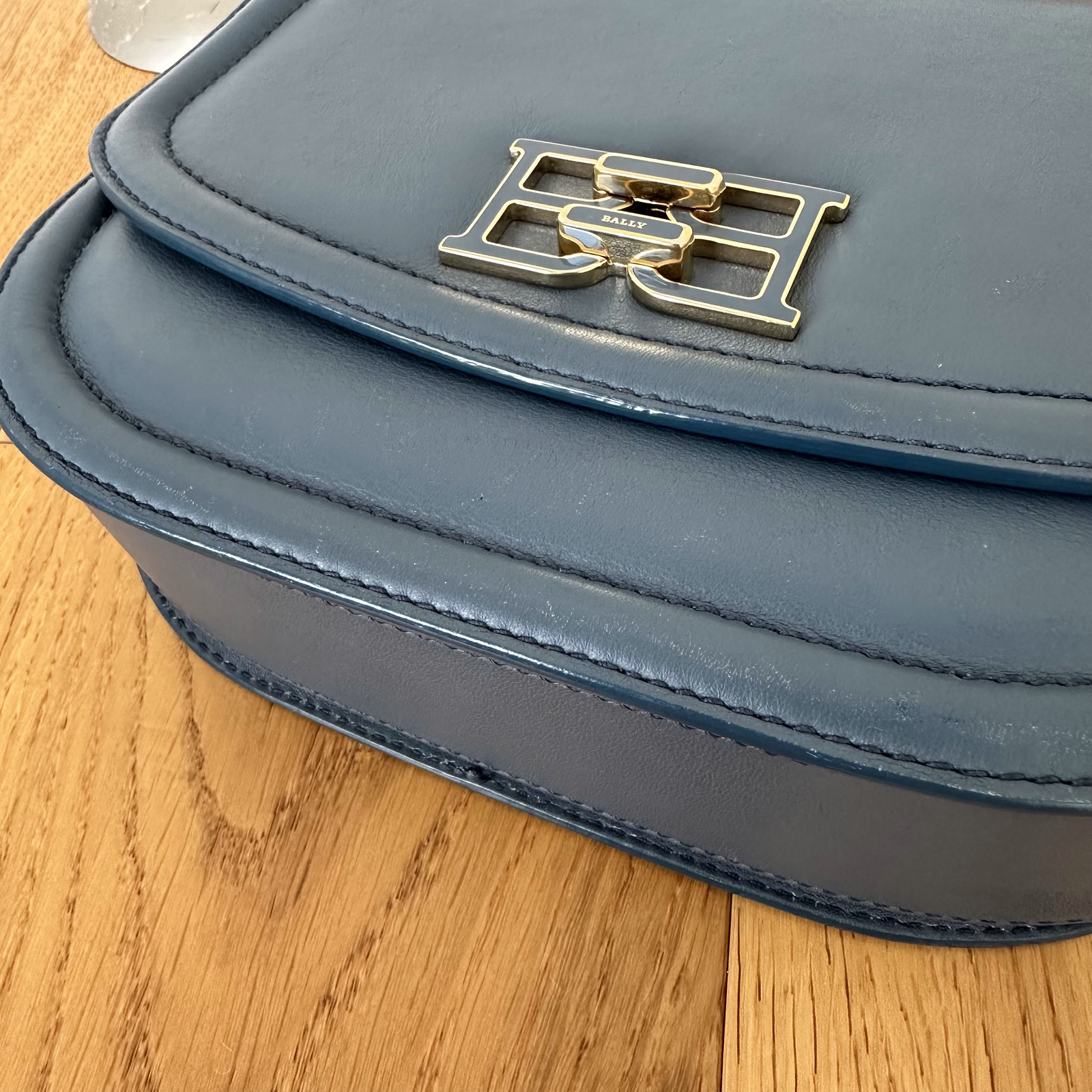 handbag in beautiful blue-grey leather and gold tone