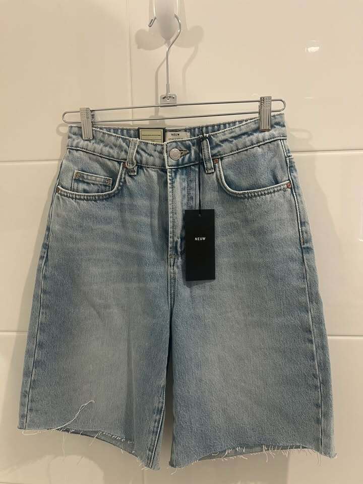 NWT Phoebe Denim Shorts Size 24 / 6 RRP$149.99