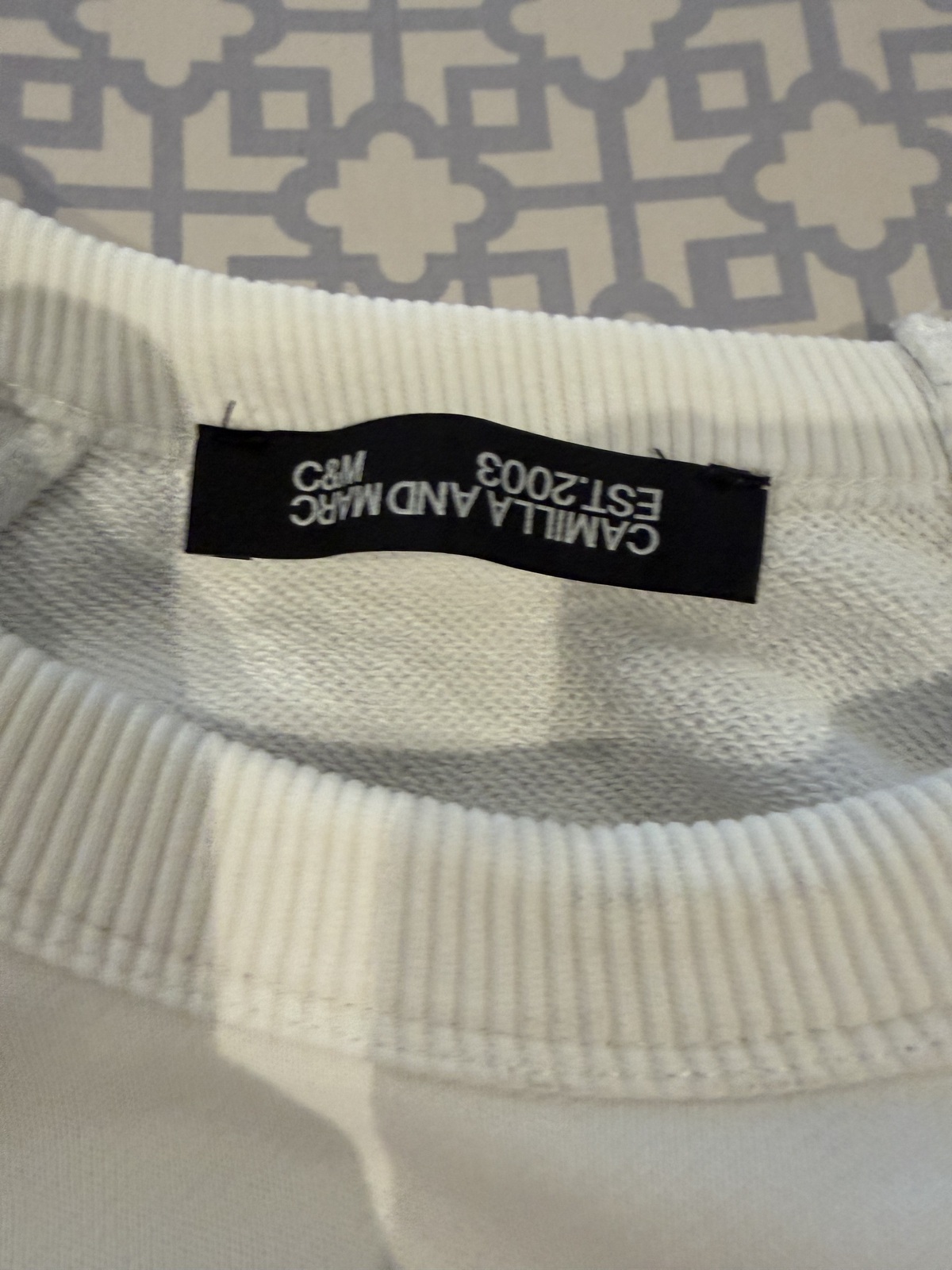 women’s white sweatshirt size 6