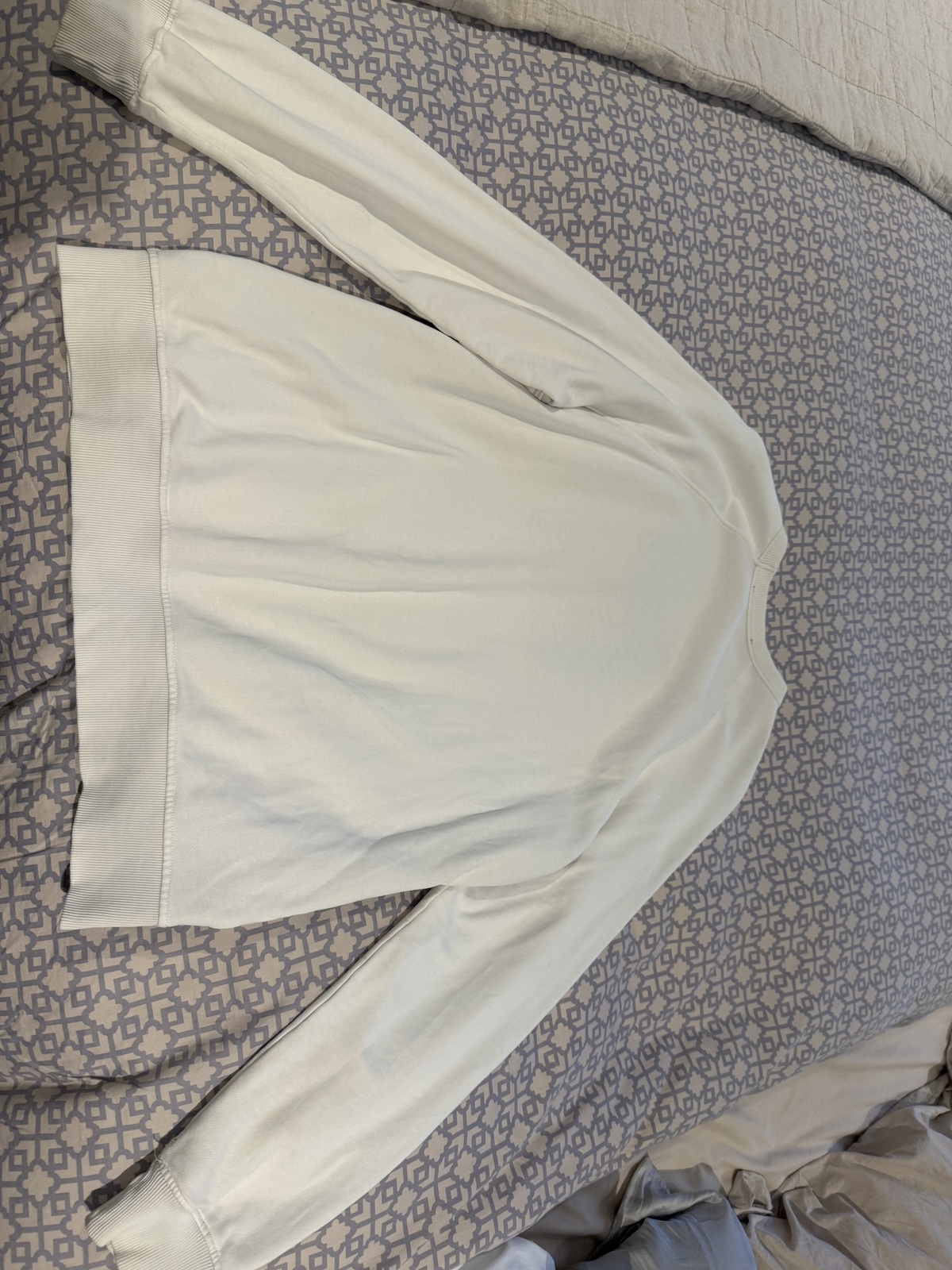 women’s white sweatshirt size 6