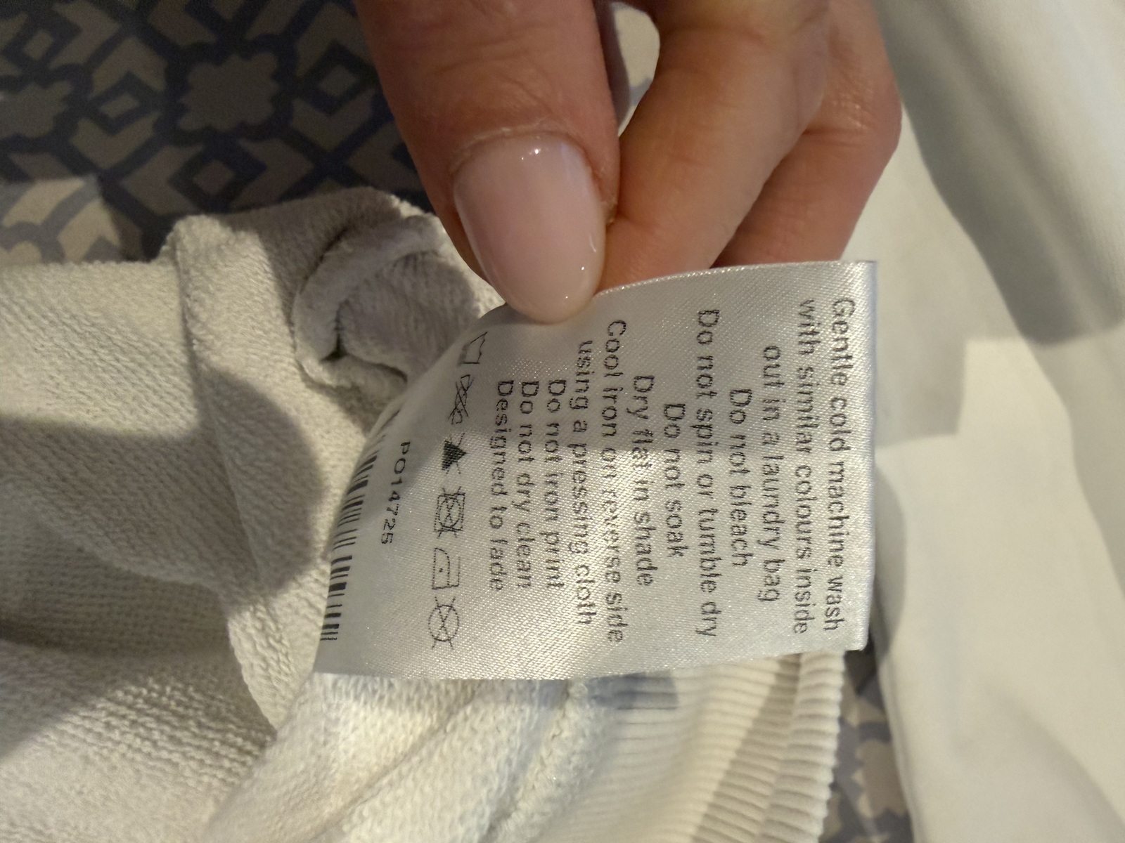 women’s white sweatshirt size 6