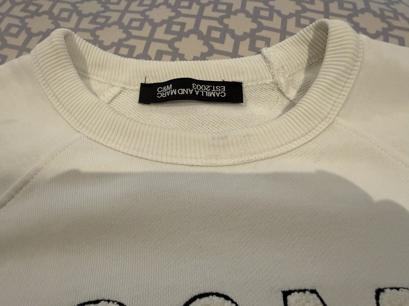 women’s white sweatshirt size 6