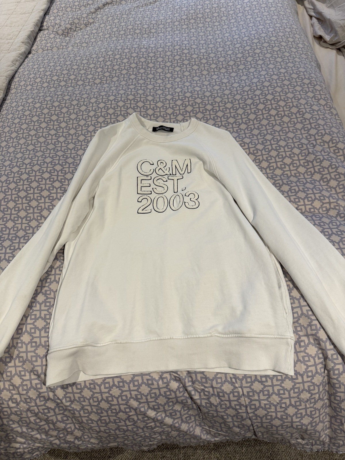 women’s white sweatshirt size 6