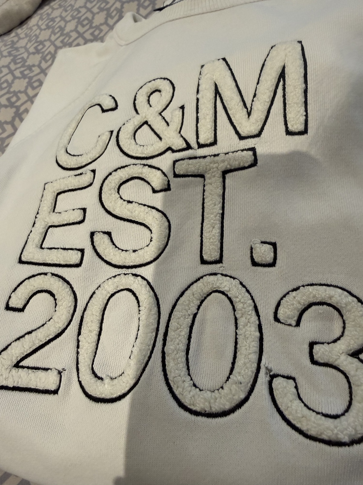 women’s white sweatshirt size 6