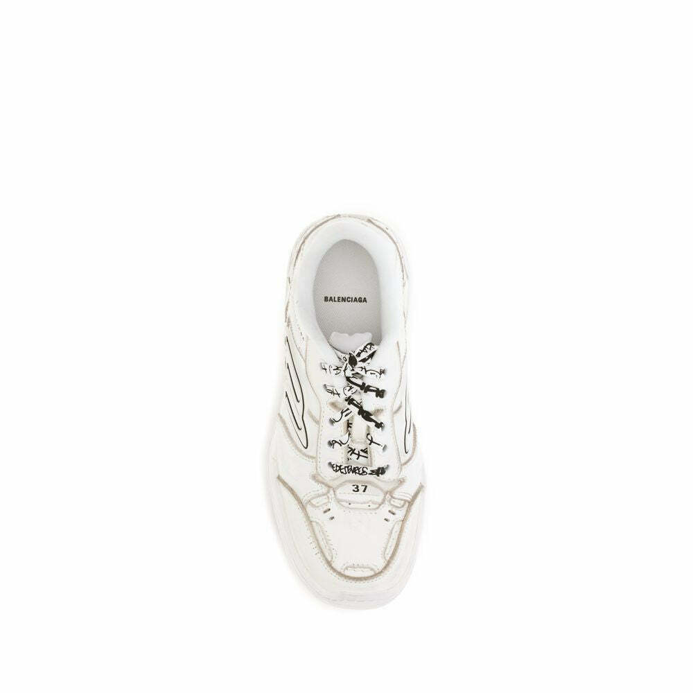 Worn-out Style Casual Sneakers - White / 39 EU