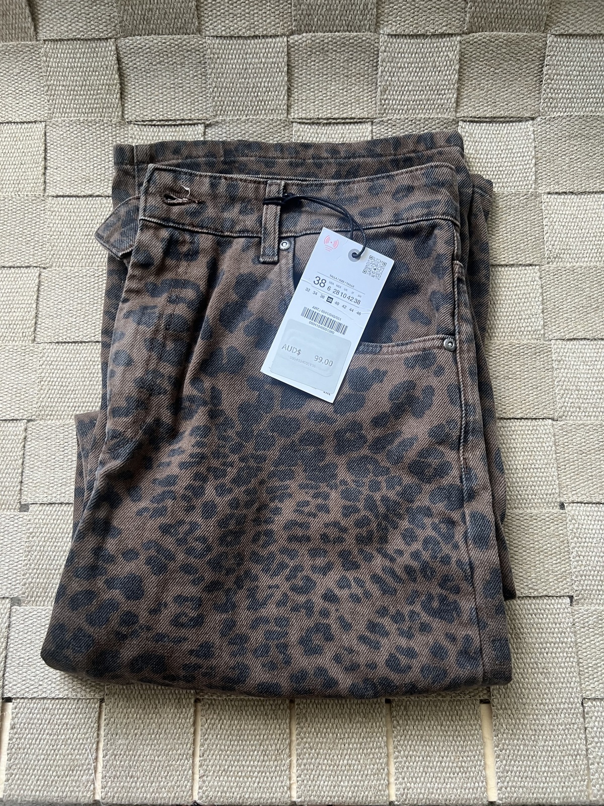 COLLECTION RELAXED LOW-RISE ANIMAL PRINT JEANS