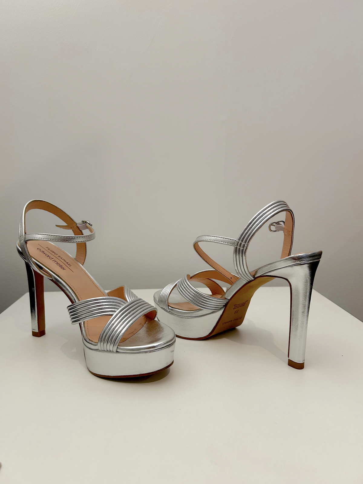 SIERRA110 Tubed V Front Platform Sandal in Silver
