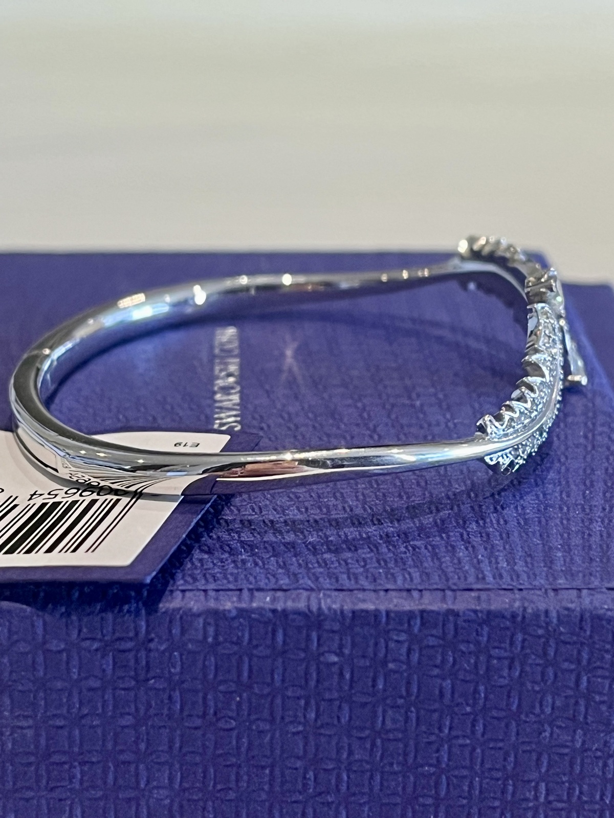 SILVER FEATHER HINGED BANGLE - SIZE MEDIUM-RRP $199