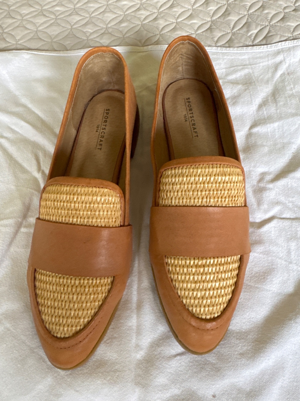 Woman lather loafers   with straw upper 