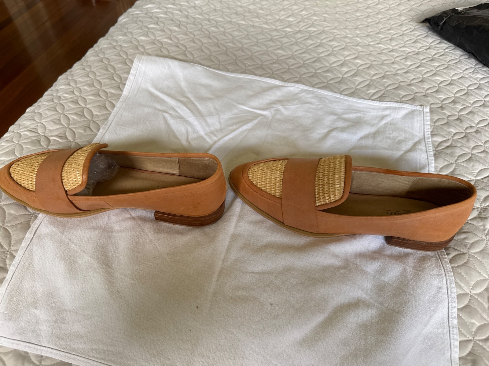 Woman lather loafers   with straw upper 