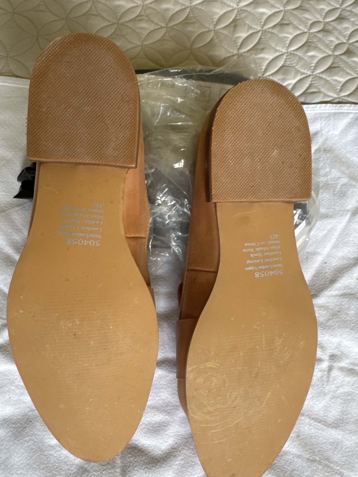 Woman lather loafers   with straw upper 