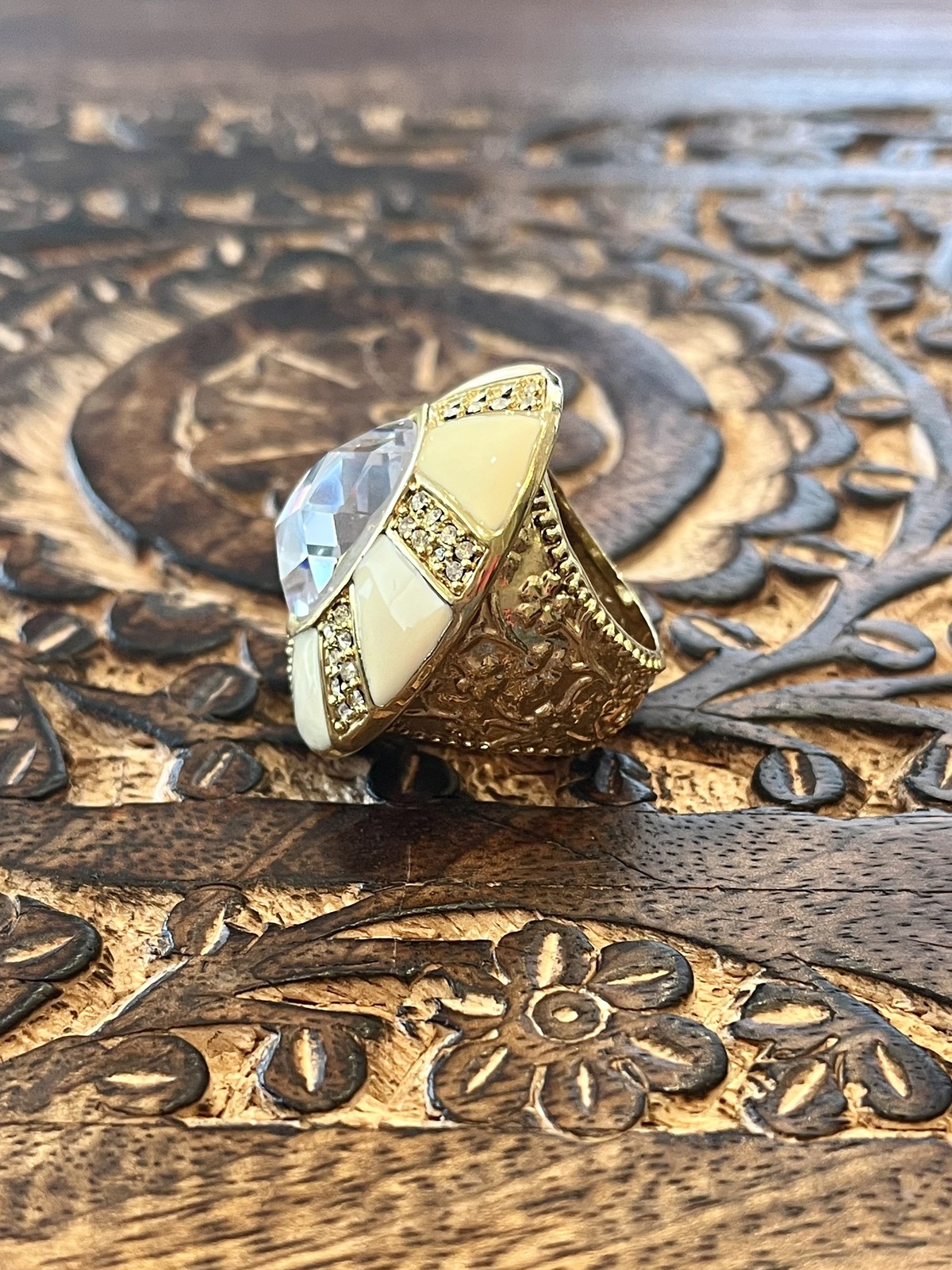  VINTAGE GOLD & CREAM ENAMEL RING WITH CLEAR CRYSTALS - 7.25