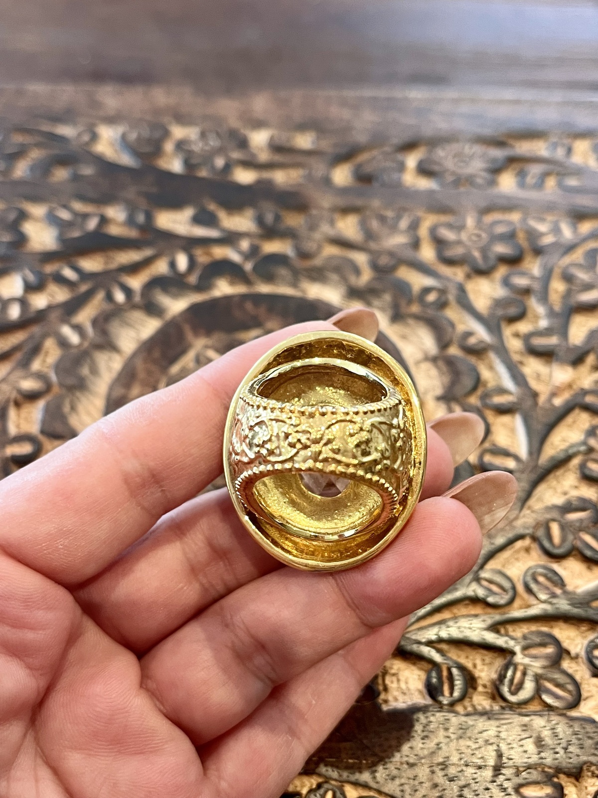  VINTAGE GOLD & CREAM ENAMEL RING WITH CLEAR CRYSTALS - 7.25