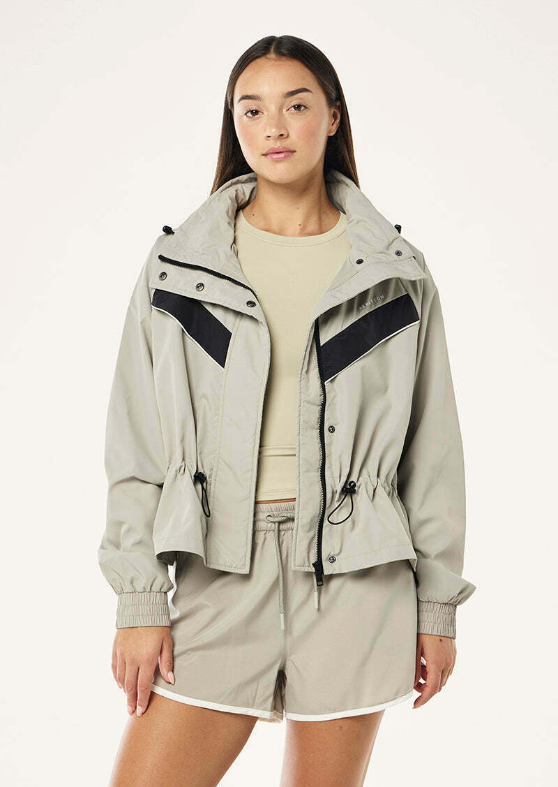 SHELTER JACKET IN BISCUIT