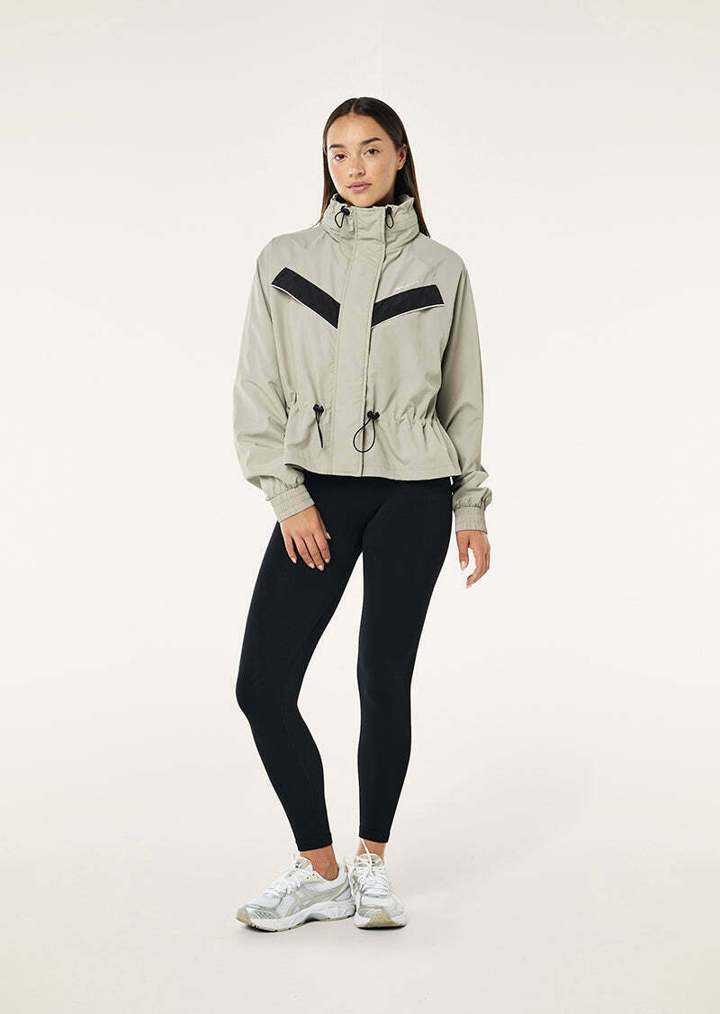 SHELTER JACKET IN BISCUIT