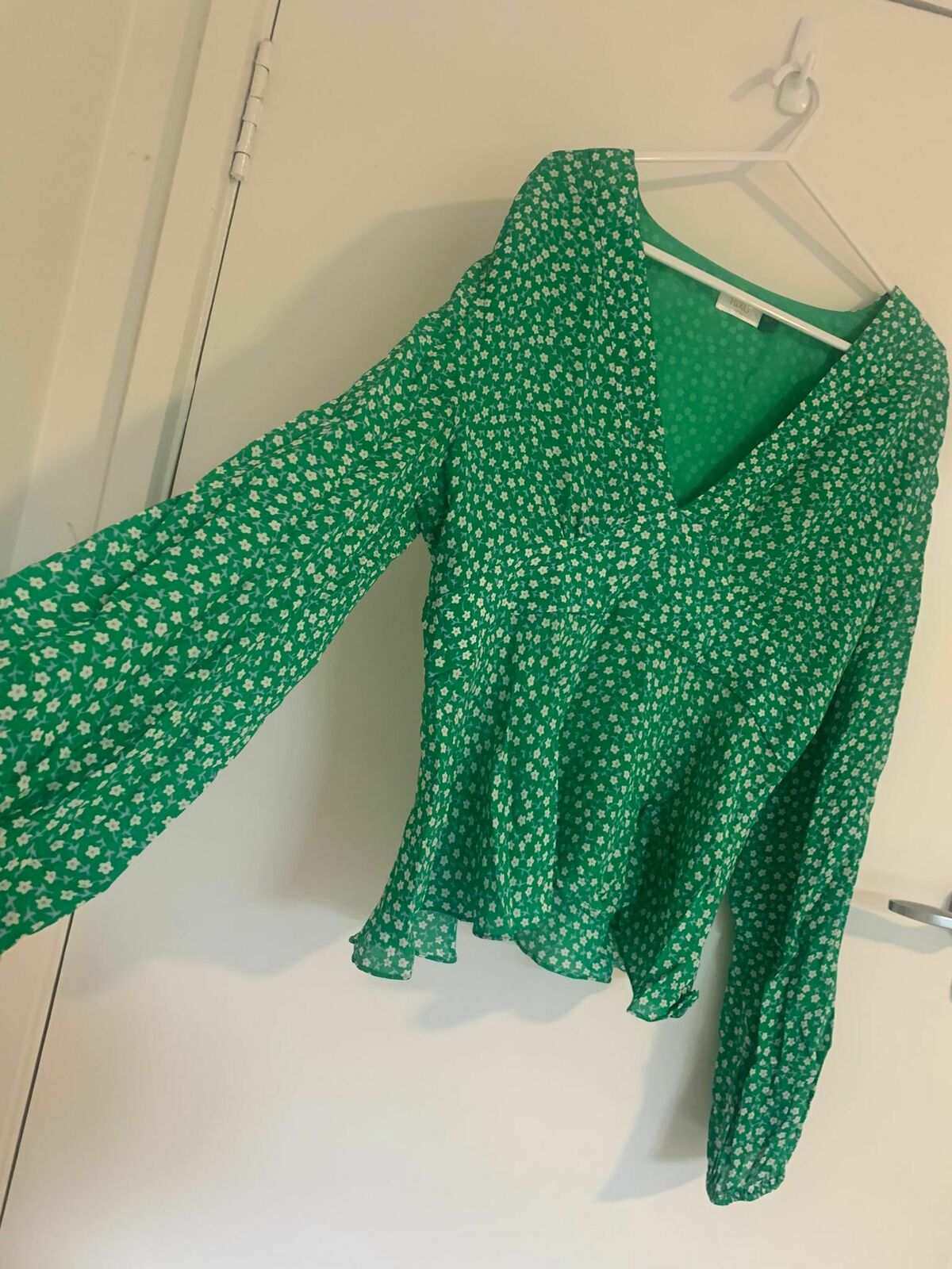 Kikki Retro Micro Floral Top in Green Viscose