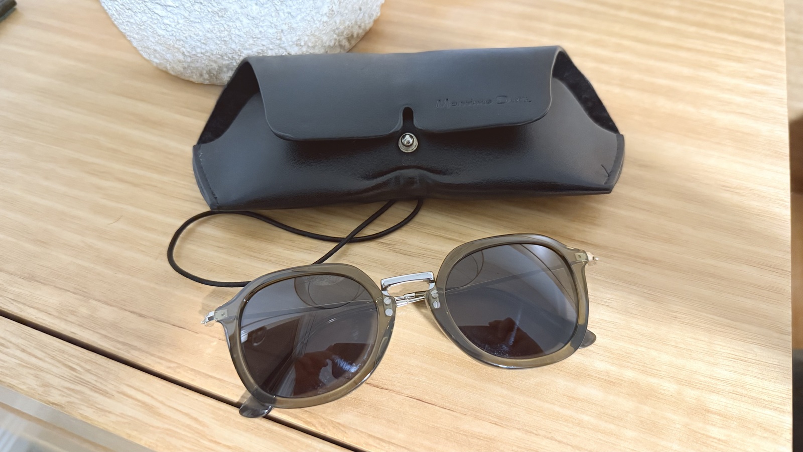 Round Sunglasses with metal details