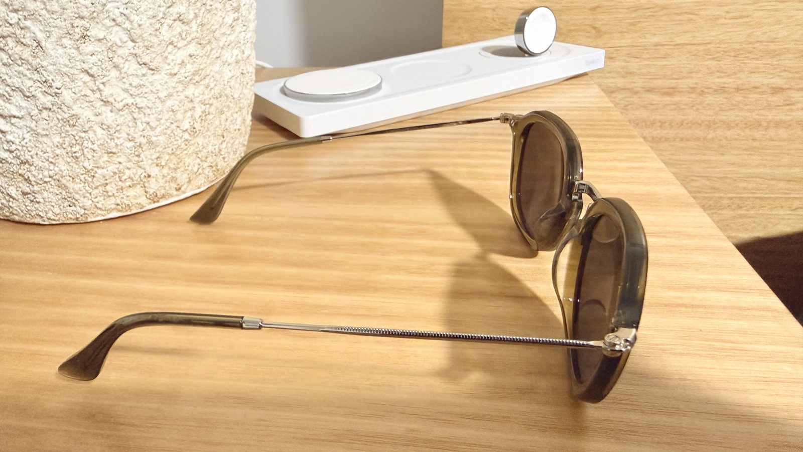 Round Sunglasses with metal details