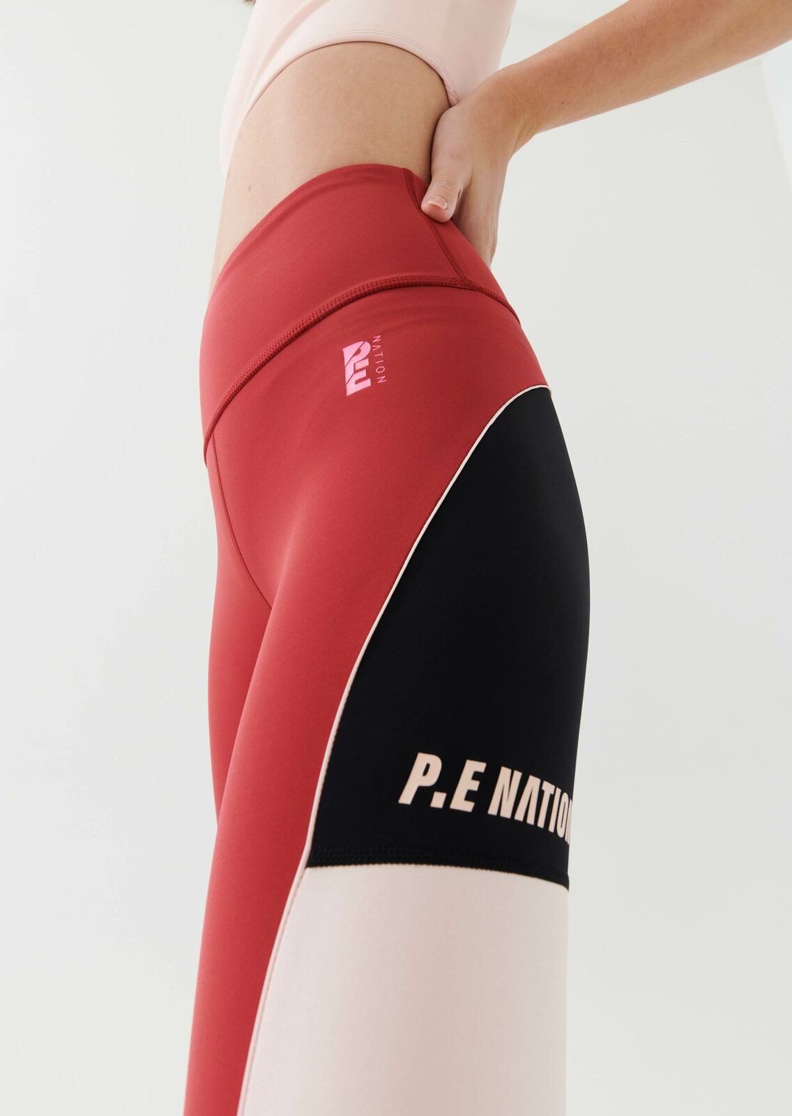 FLUID LEGGING IN GARNET