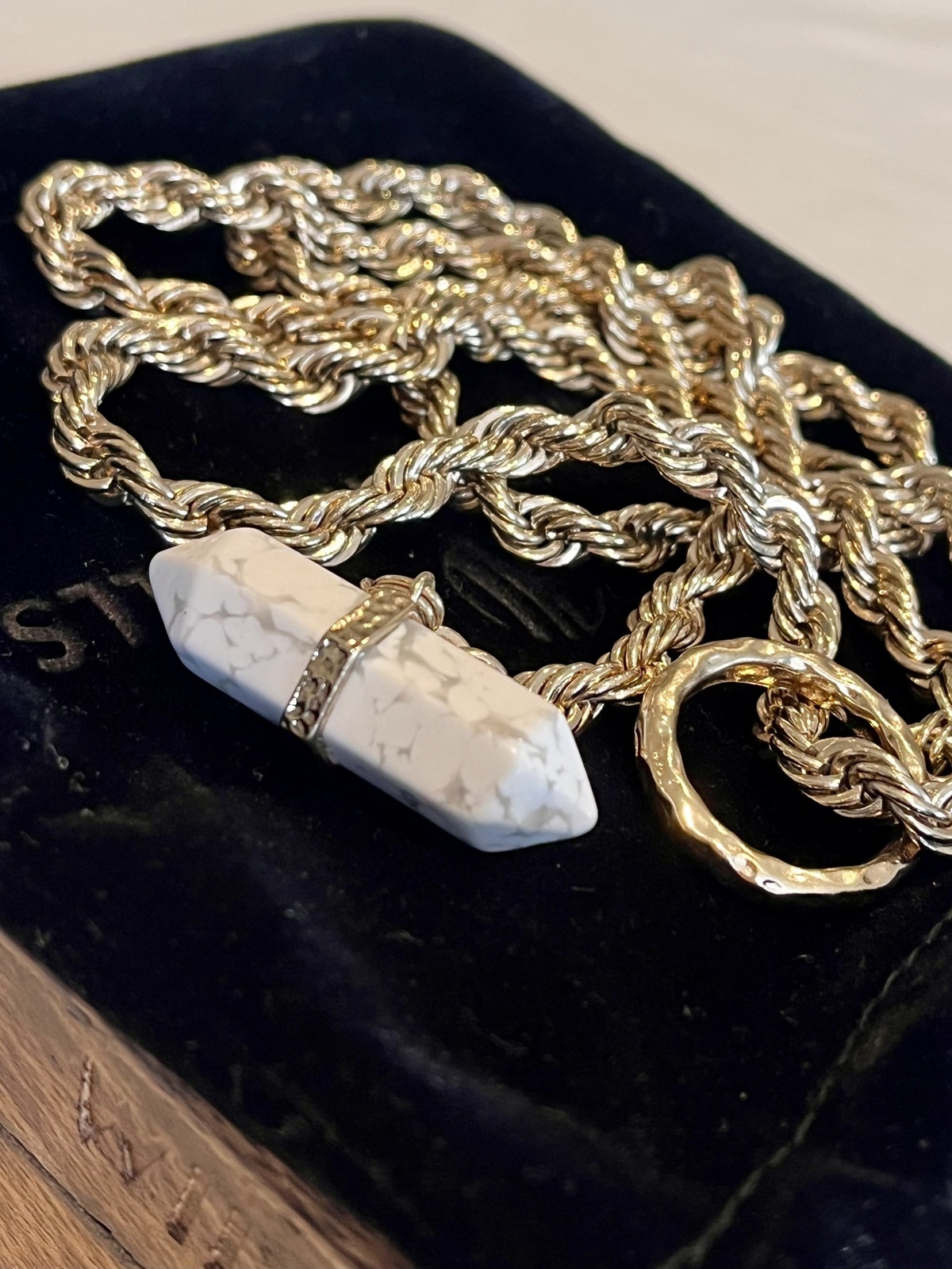 PRISIM LARIAT NECKLACE IN GOLD WITH HOWLITE 