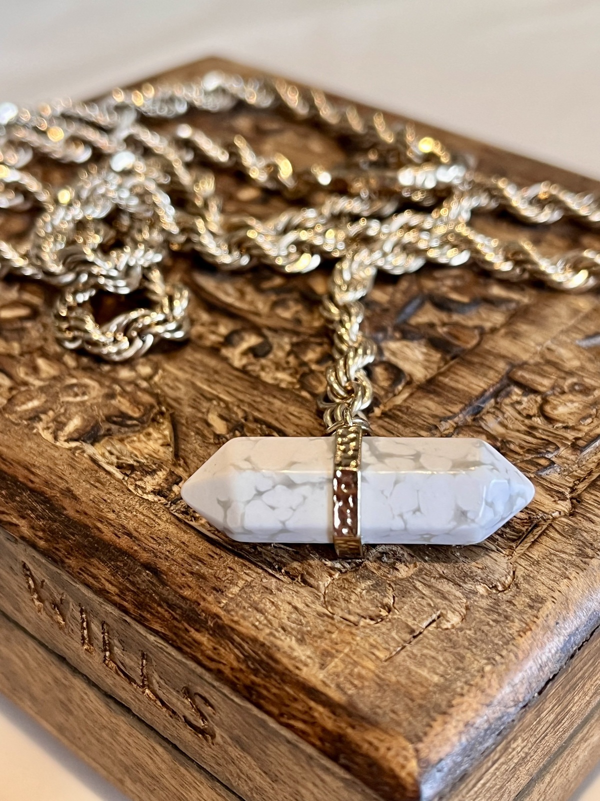 PRISIM LARIAT NECKLACE IN GOLD WITH HOWLITE 
