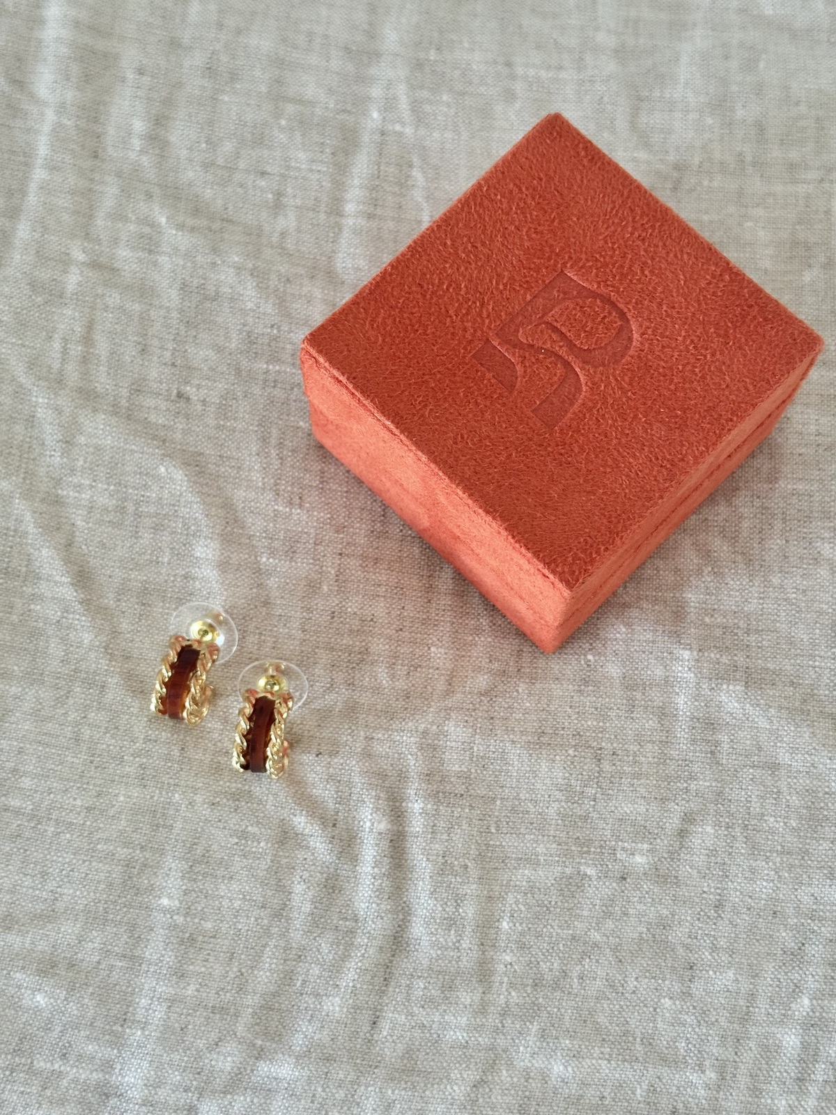 Reliquia Palma Gold Plated Resin Hoop Earrings 