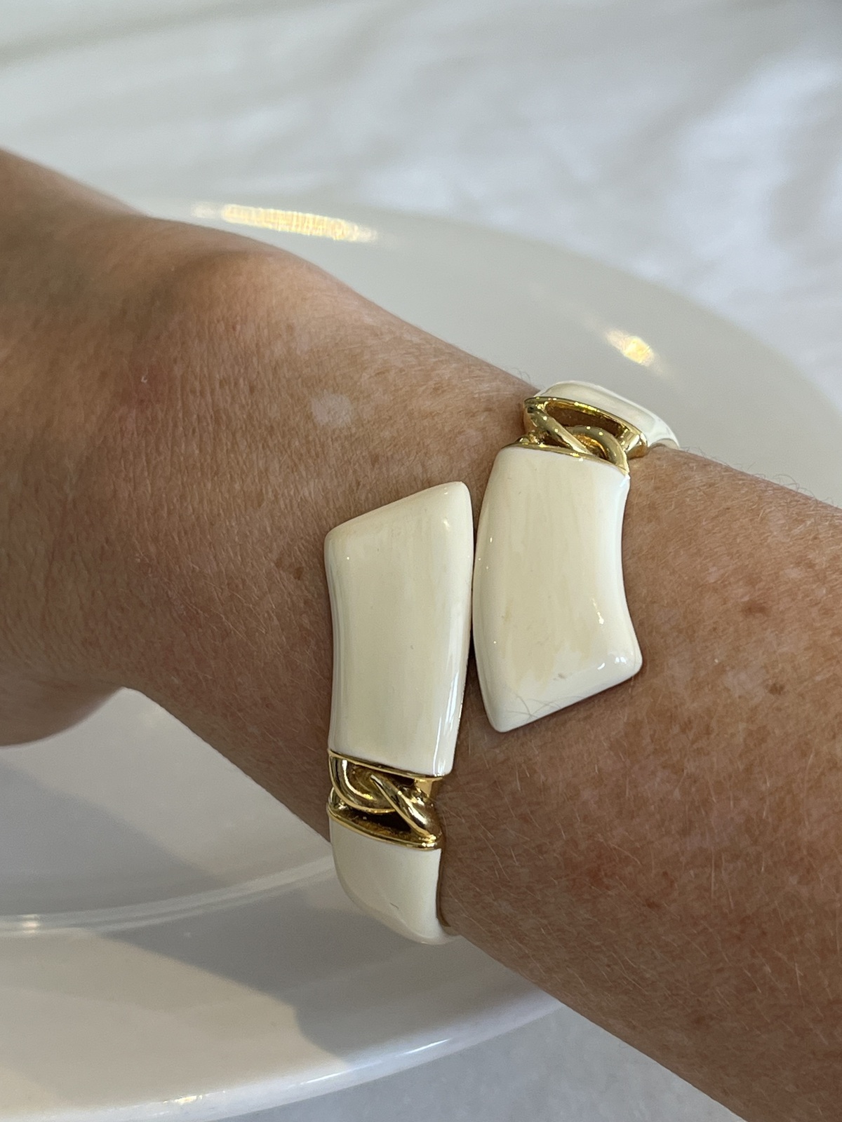  VINTAGE CROWN TRIFARI 1960 HINGED CLAMPER CUFF BRACELET