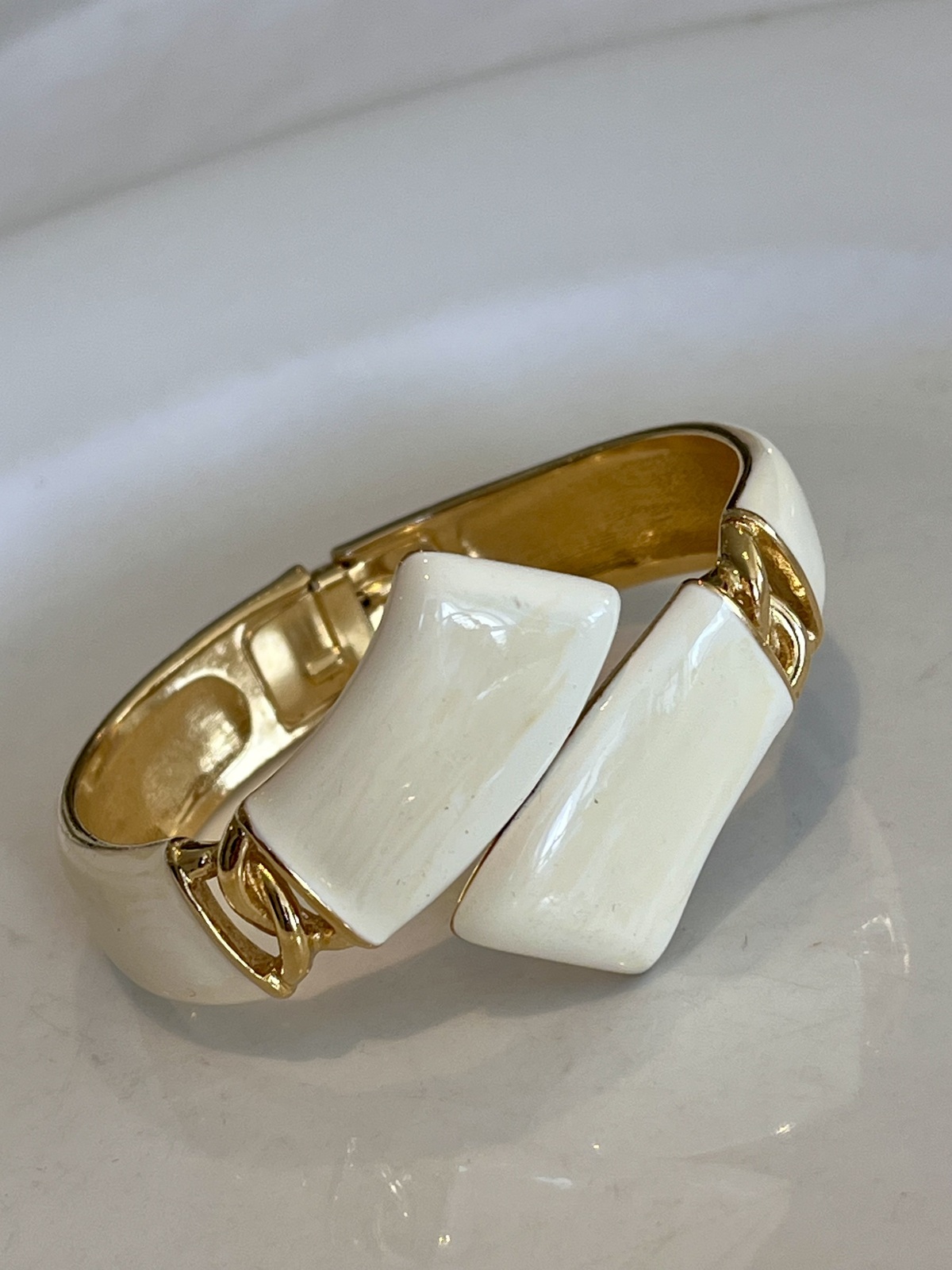  VINTAGE CROWN TRIFARI 1960 HINGED CLAMPER CUFF BRACELET