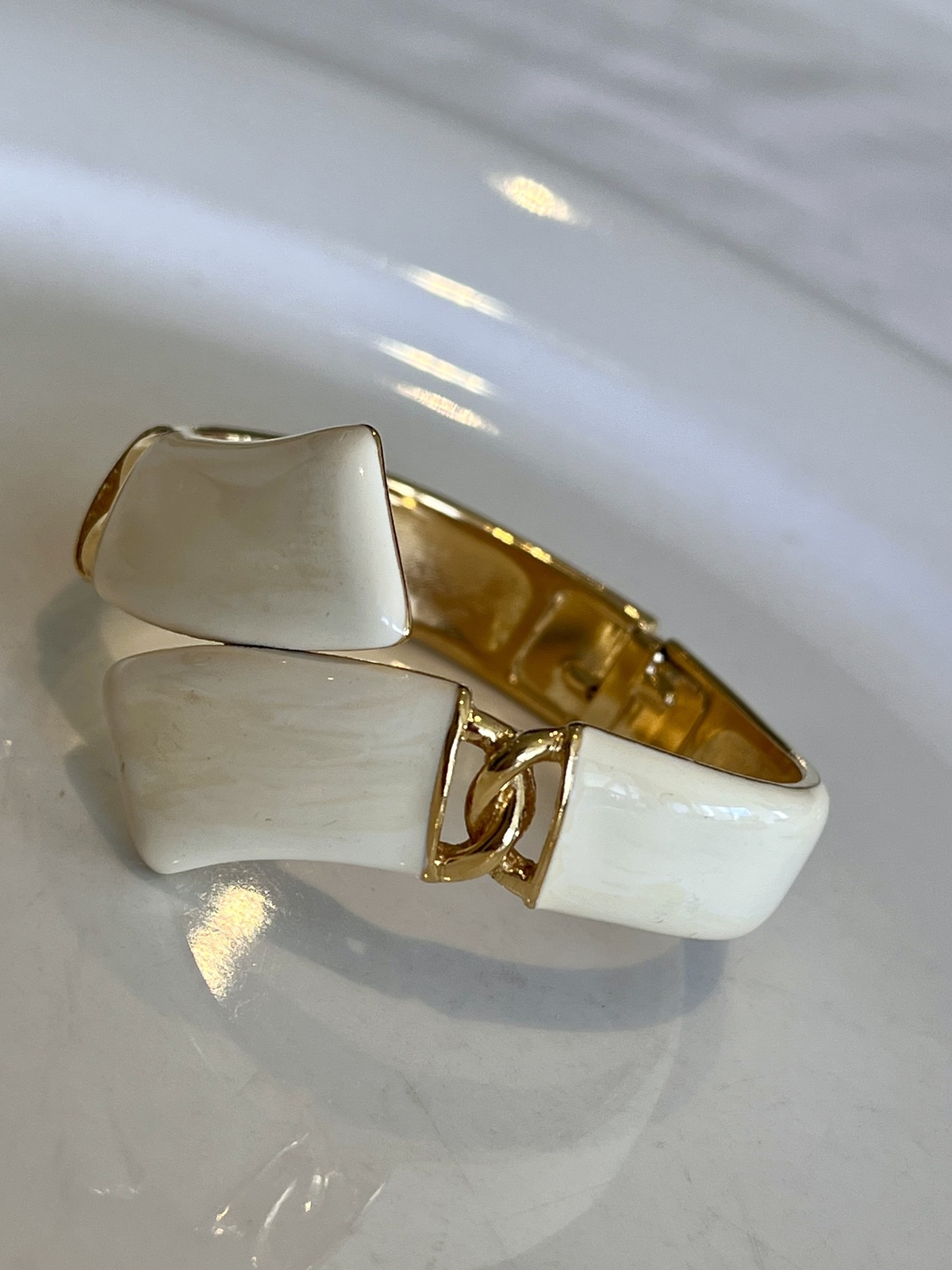  VINTAGE CROWN TRIFARI 1960 HINGED CLAMPER CUFF BRACELET