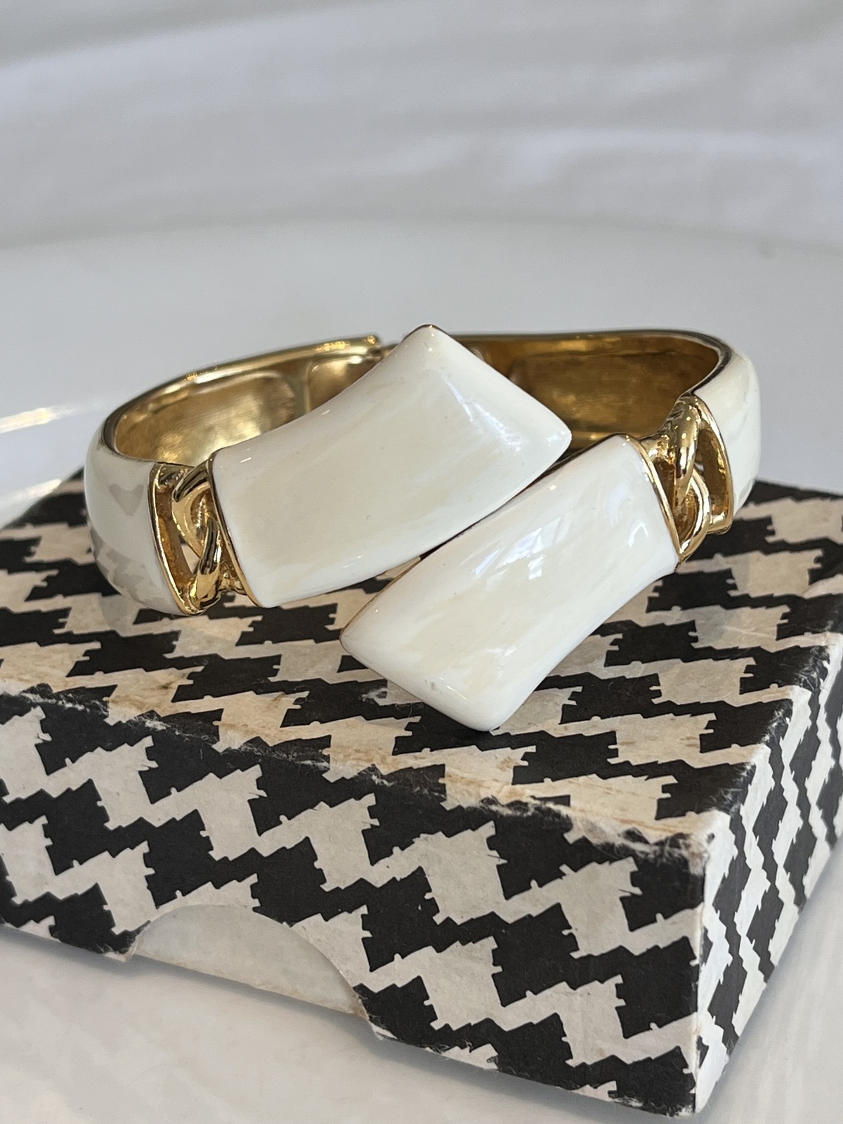 VINTAGE CROWN TRIFARI 1960 HINGED CLAMPER CUFF BRACELET