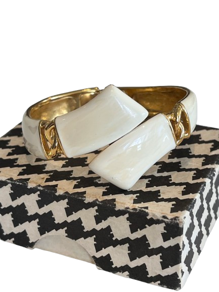  VINTAGE CROWN TRIFARI 1960 HINGED CLAMPER CUFF BRACELET