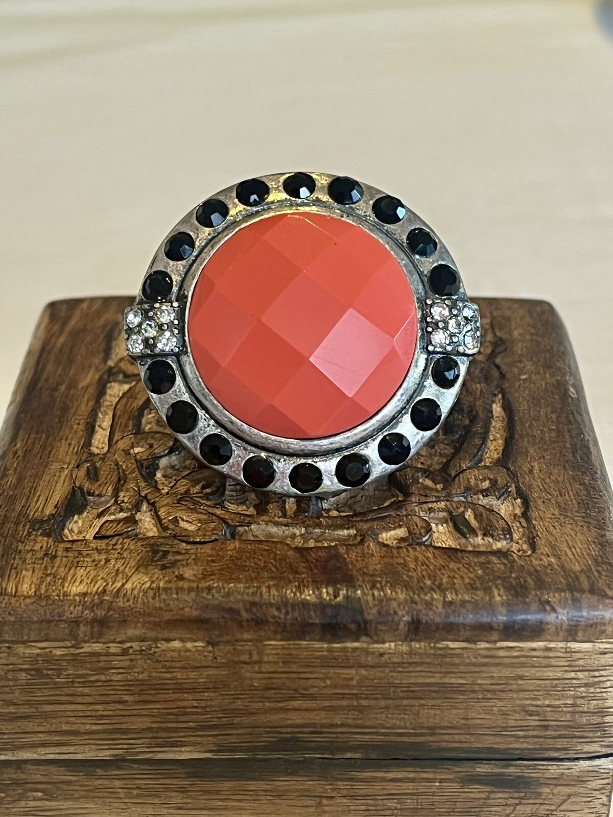 VINTAGE GOLD DUST WOMAN RING WITH CORAL -INNC