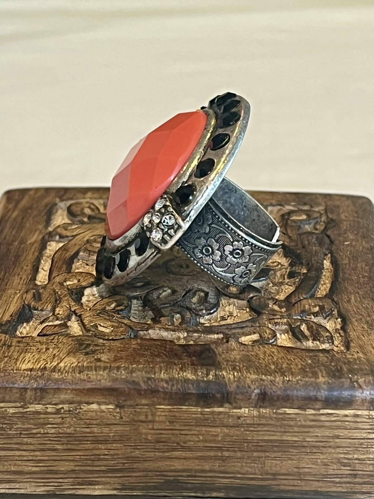 VINTAGE GOLD DUST WOMAN RING WITH CORAL -INNC