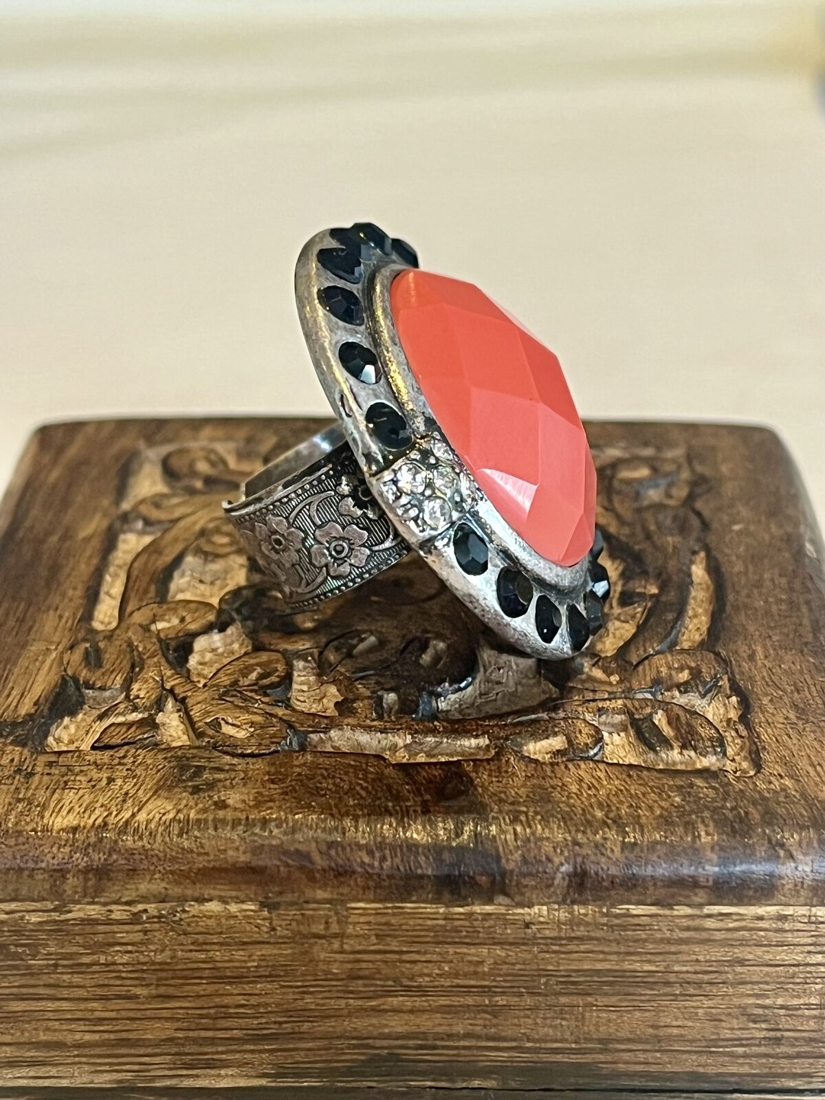 VINTAGE GOLD DUST WOMAN RING WITH CORAL -INNC