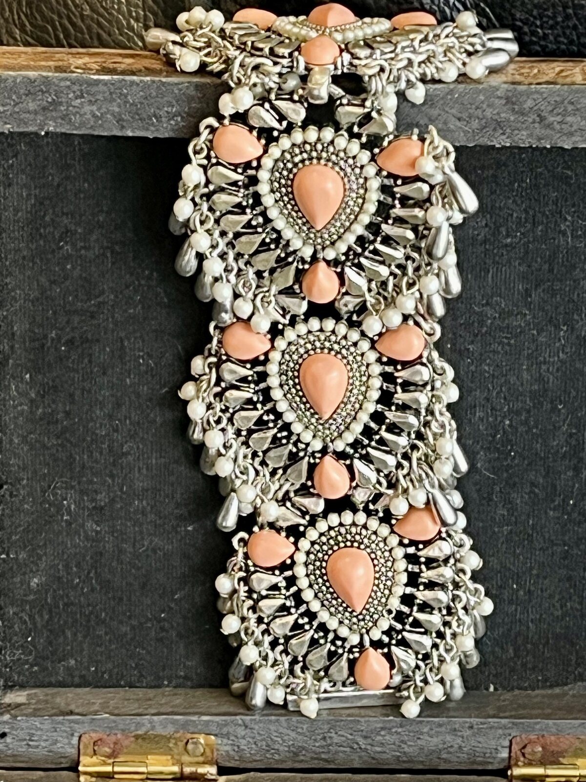 BOHEMIAN BRACELET IN ANTIQUE SILVER WITH CORAL AGATE & PEARLS