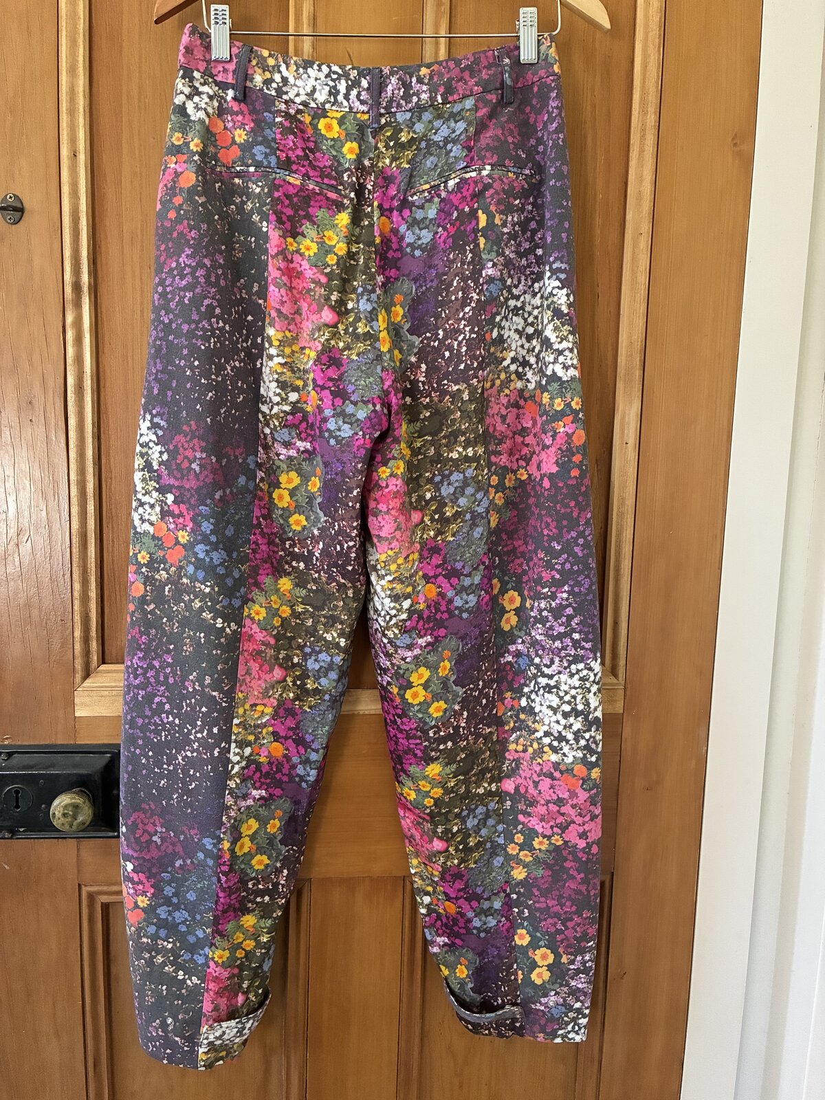 Pleated floral-print satin-twill tapered pants- Frejdias/Verry Berry
