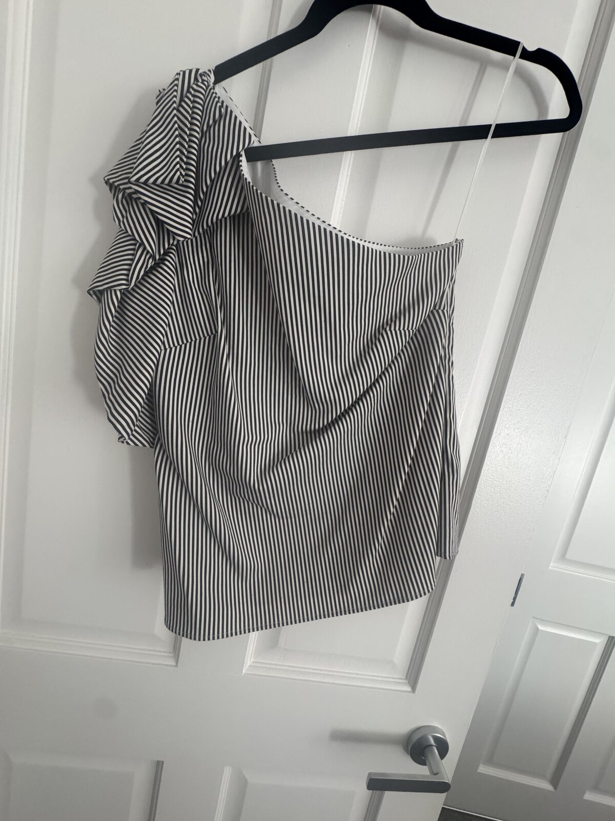 Black & White top with tags