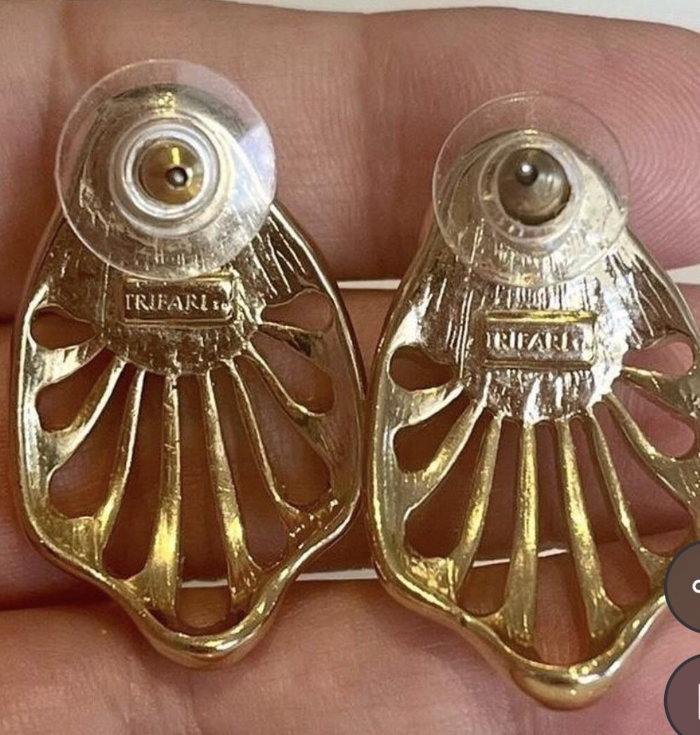 VINTAGE TRIFARI TRIPLE GOLD PLATED WITH FAUX PEARL STUD EARRINGS