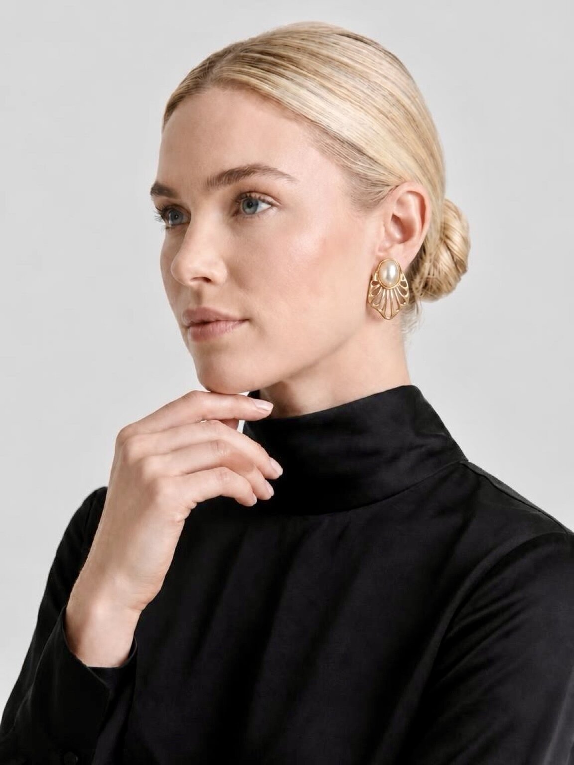 VINTAGE TRIFARI TRIPLE GOLD PLATED WITH FAUX PEARL STUD EARRINGS