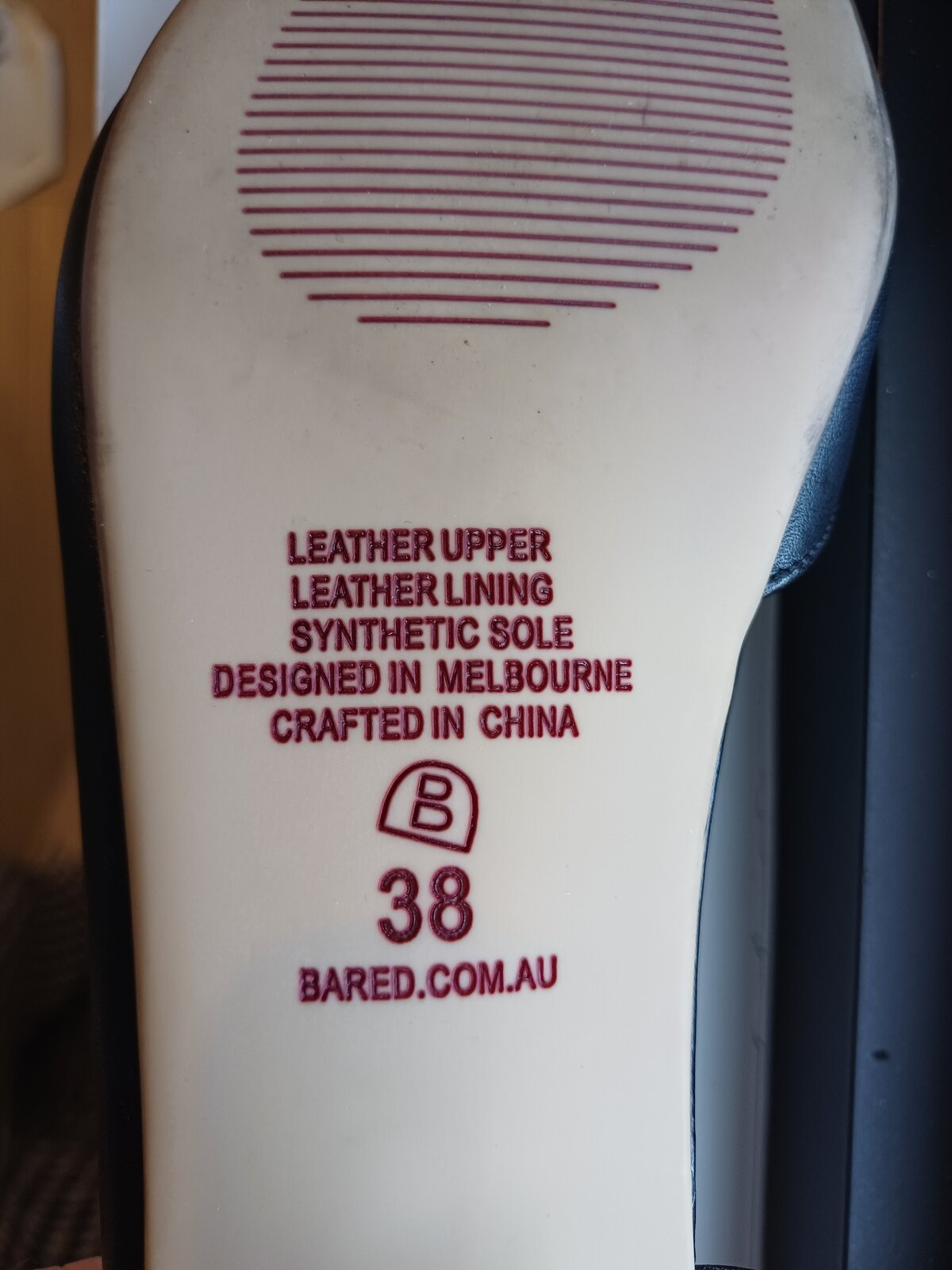 Manakin black leather