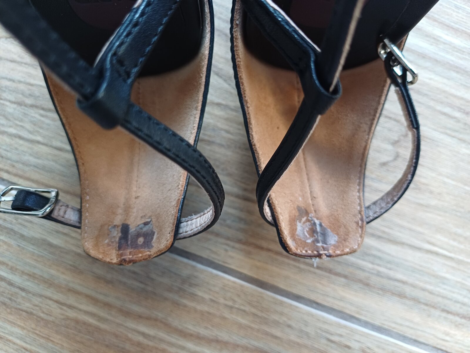 Manakin black leather