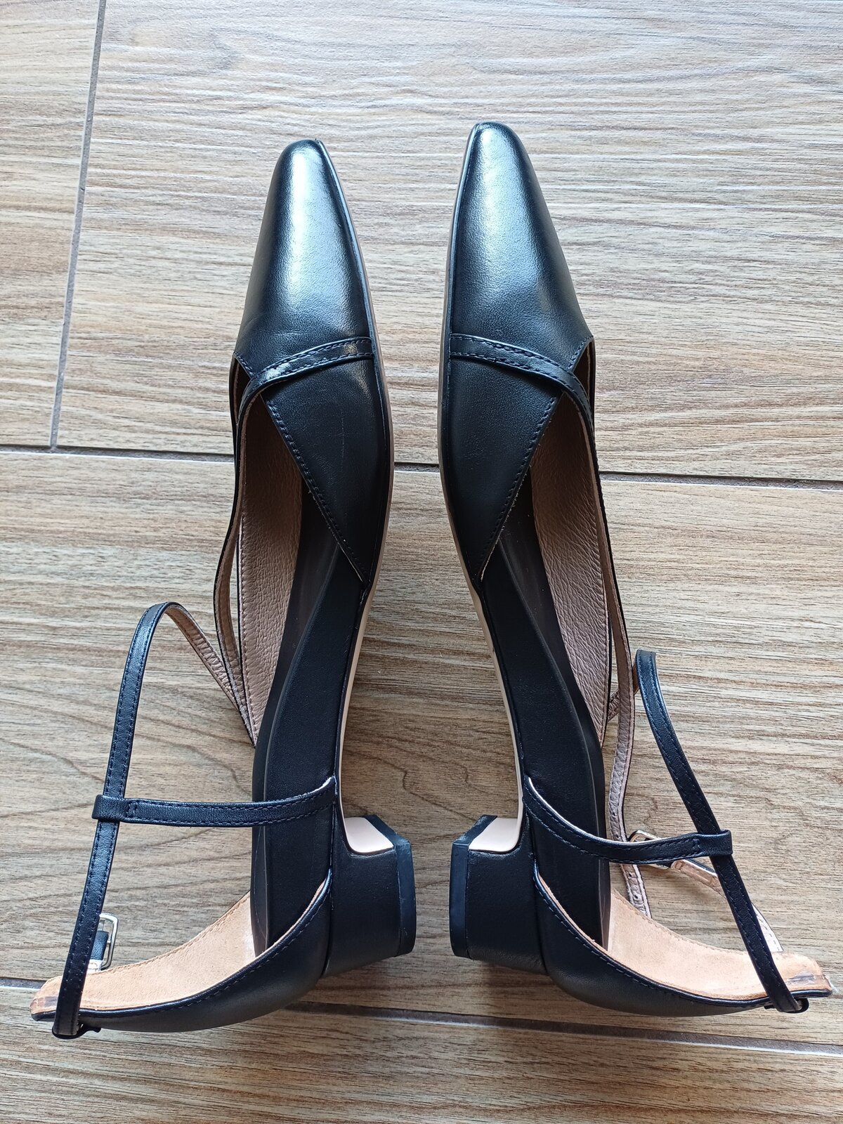 Manakin black leather
