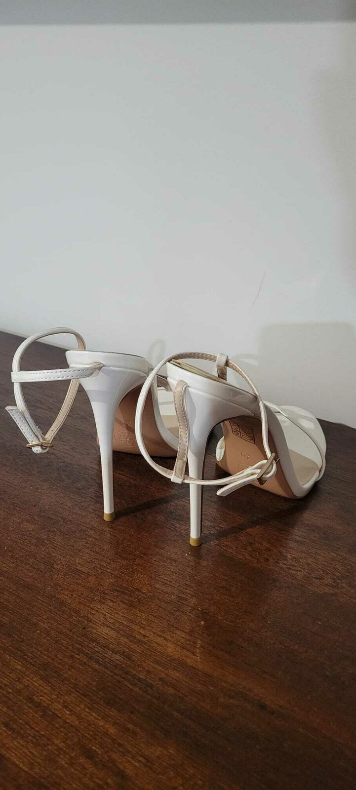 As new Femme LA Medellin Sandals White US10/EUR40