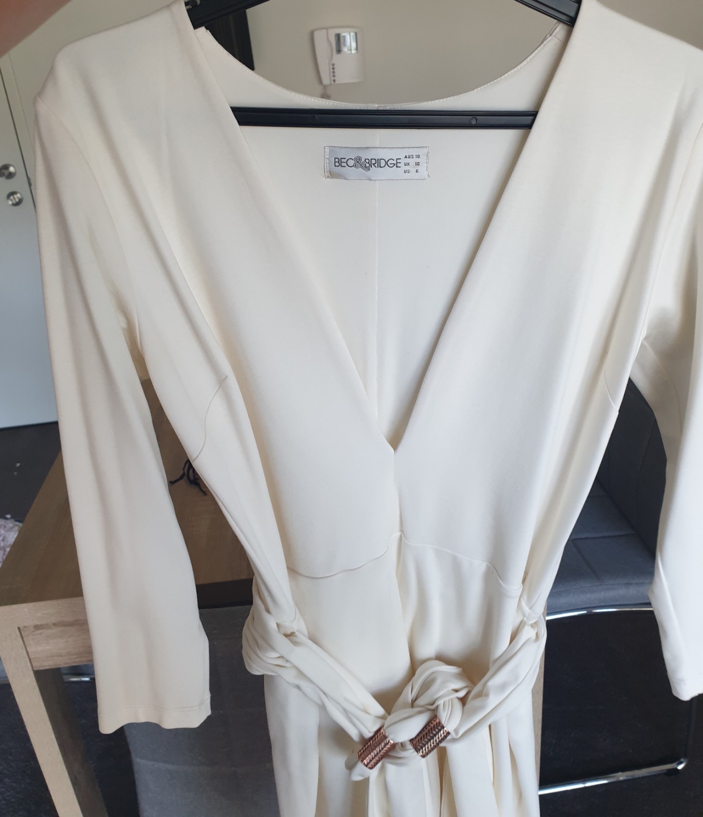 Creme V-Dress with Tie Waist Size 8